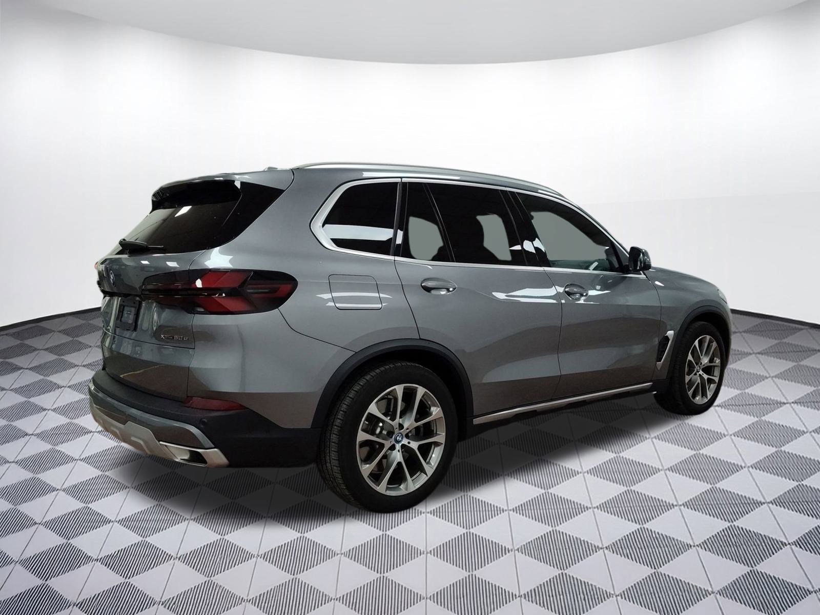 Used 2025 BMW X5 xDrive50e w/ Parking Assistance Package image 8