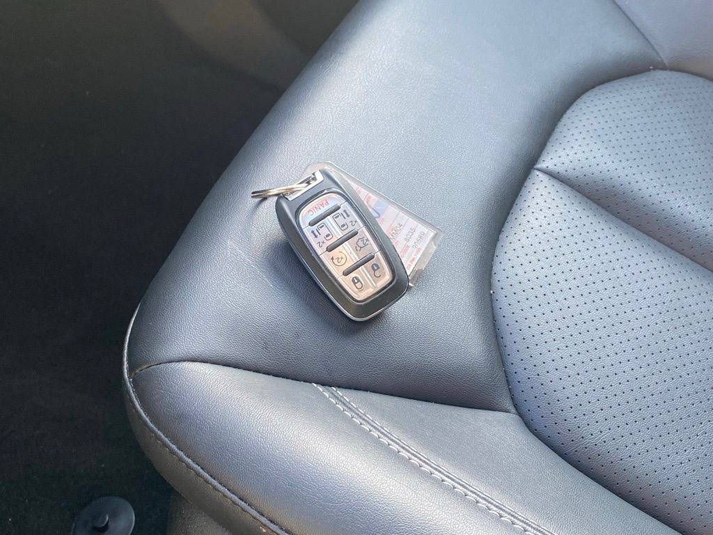 Used 2025 Chrysler Pacifica Select FWD image 28