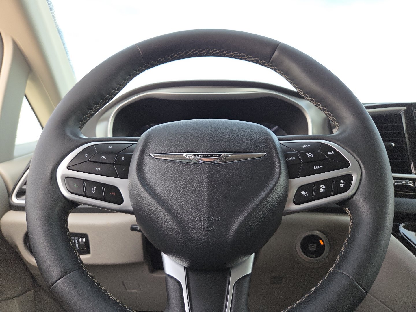 Used 2023 Chrysler Pacifica Touring-L FWD image 26
