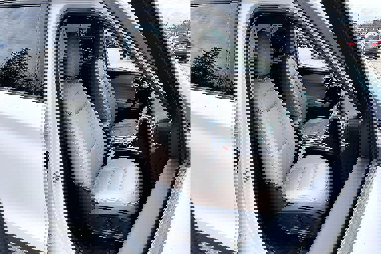 Used 2023 Ford Explorer XLT w/ Equipment Group 202A image 8