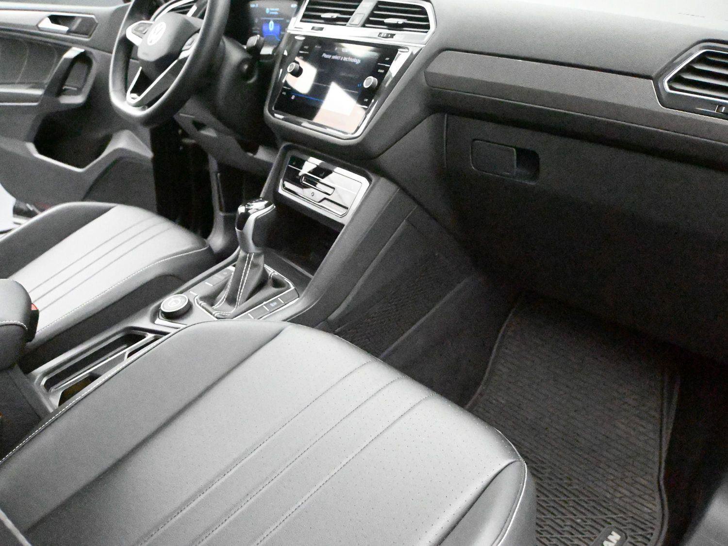Used 2023 Volkswagen Tiguan SE w/ Panoramic Sunroof Package AWD/4WD image 16