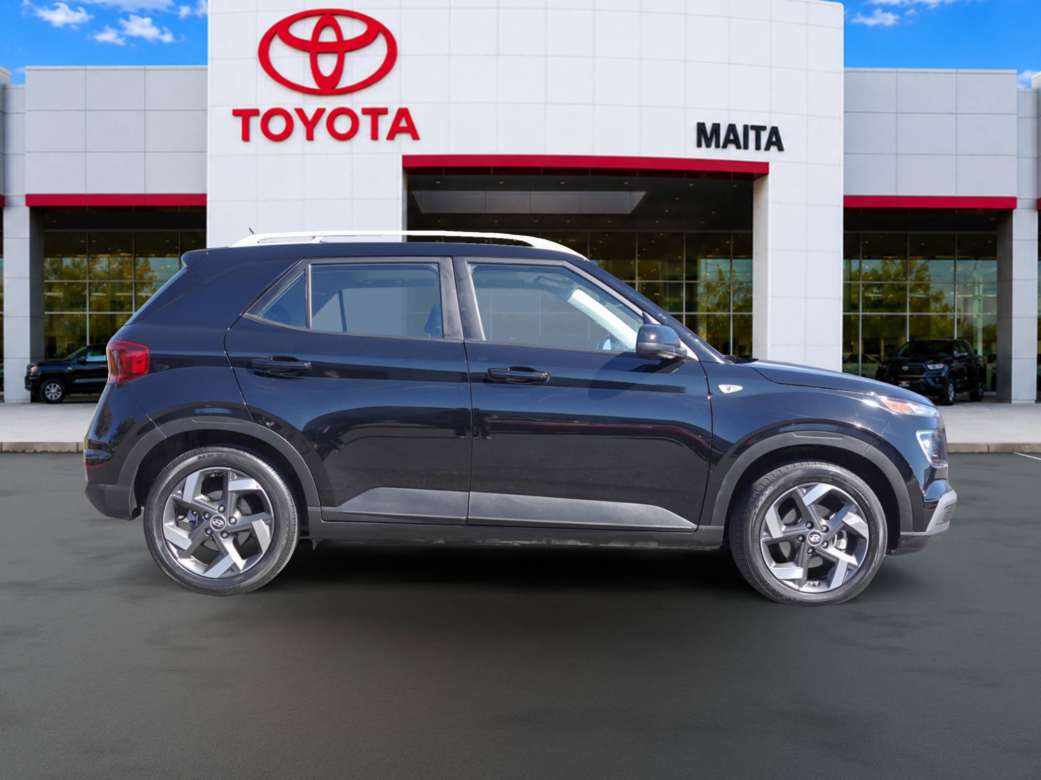 Used 2025 Hyundai Venue SEL FWD image 2