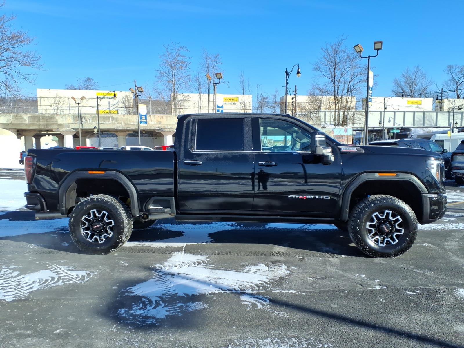Used 2025 GMC Sierra 2500 AT4X image 2