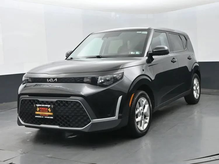Used 2024 Kia Soul LX w/ Option Group 015 FWD image 1