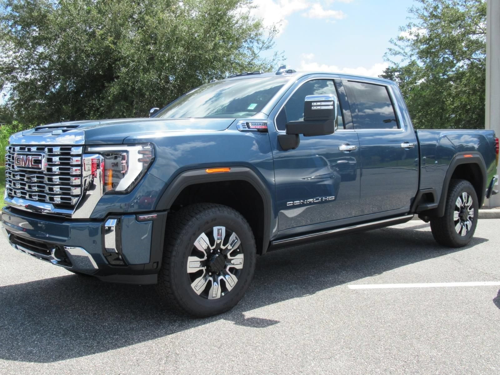 New 2026 GMC Sierra 2500 Denali w/ Denali Reserve Package AWD/4WD image 3