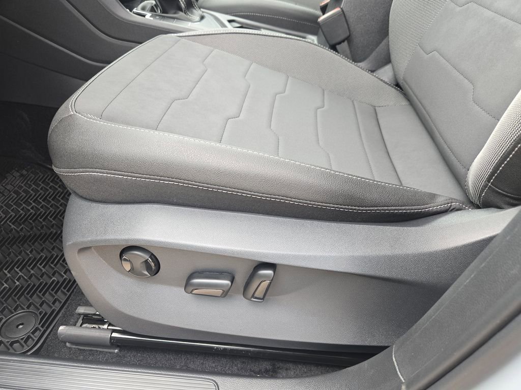 New 2026 Volkswagen Taos SE image 19