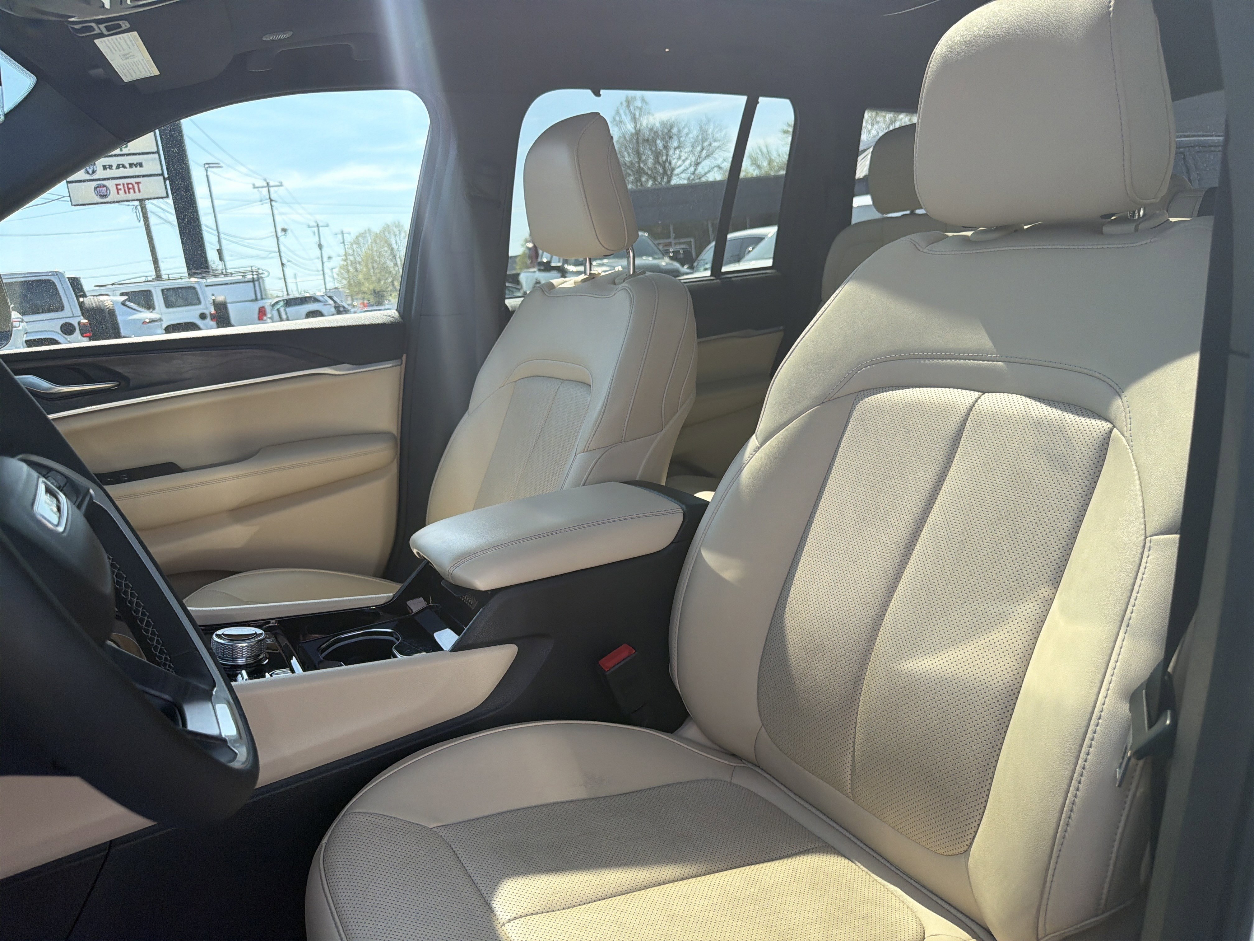 Certified 2022 Jeep Grand Cherokee Limited 4xe w/ Luxury Tech Group II AWD/4WD image 17