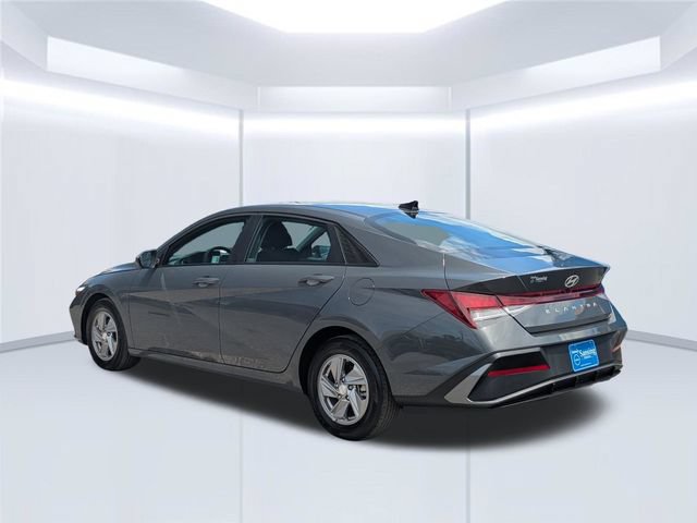 Used 2025 Hyundai Elantra SE FWD image 3