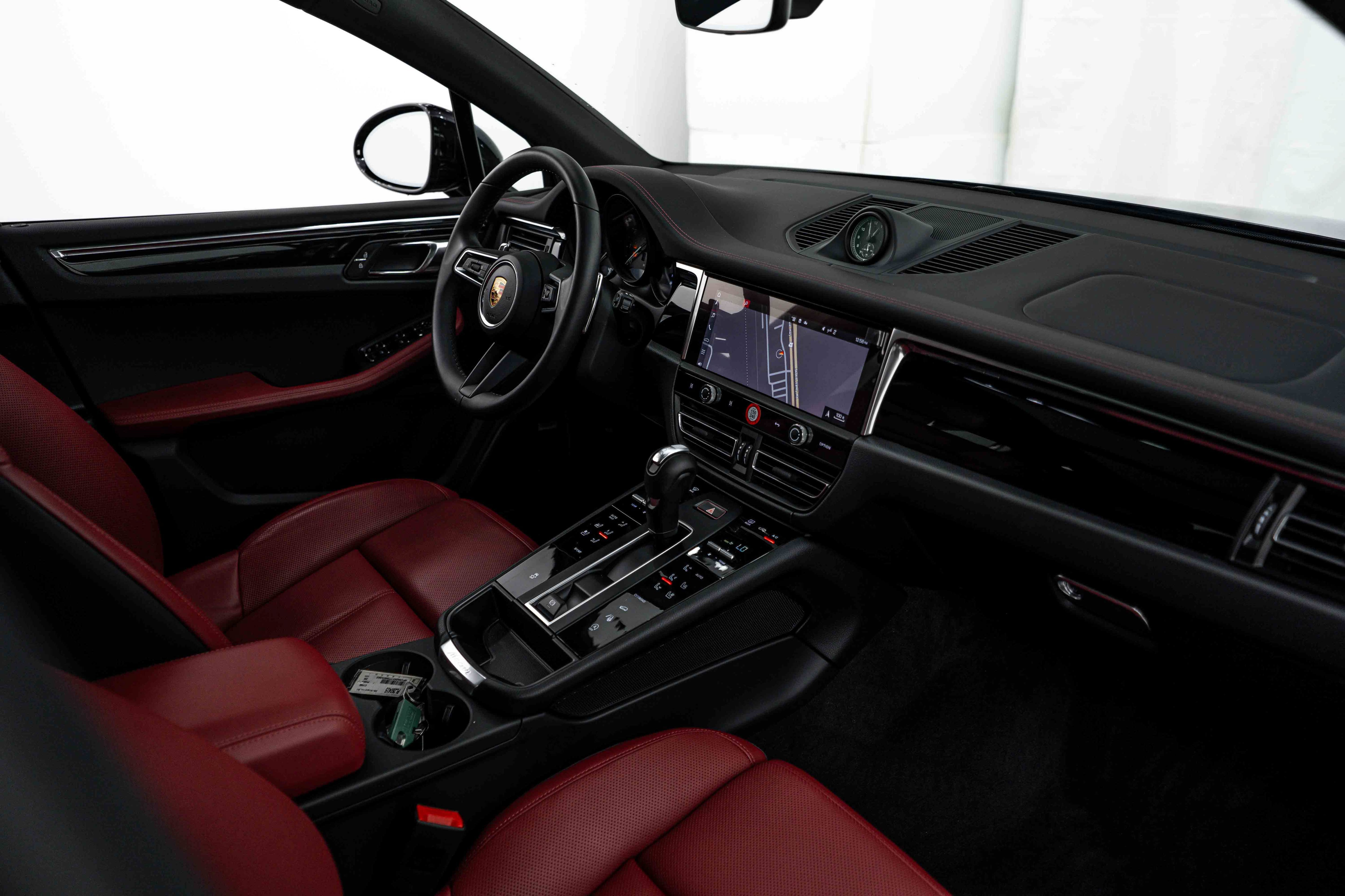 Certified 2026 Porsche Macan AWD/4WD image 12