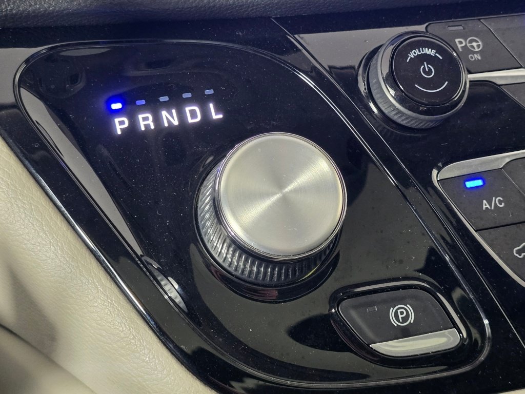 Used 2022 Chrysler Pacifica Limited w/ Uconnect Theater Family Group FWD image 27