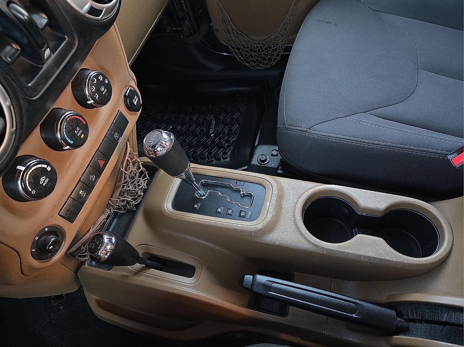 Used 2017 Jeep Wrangler Unlimited Sahara w/ Connectivity Group AWD/4WD image 25