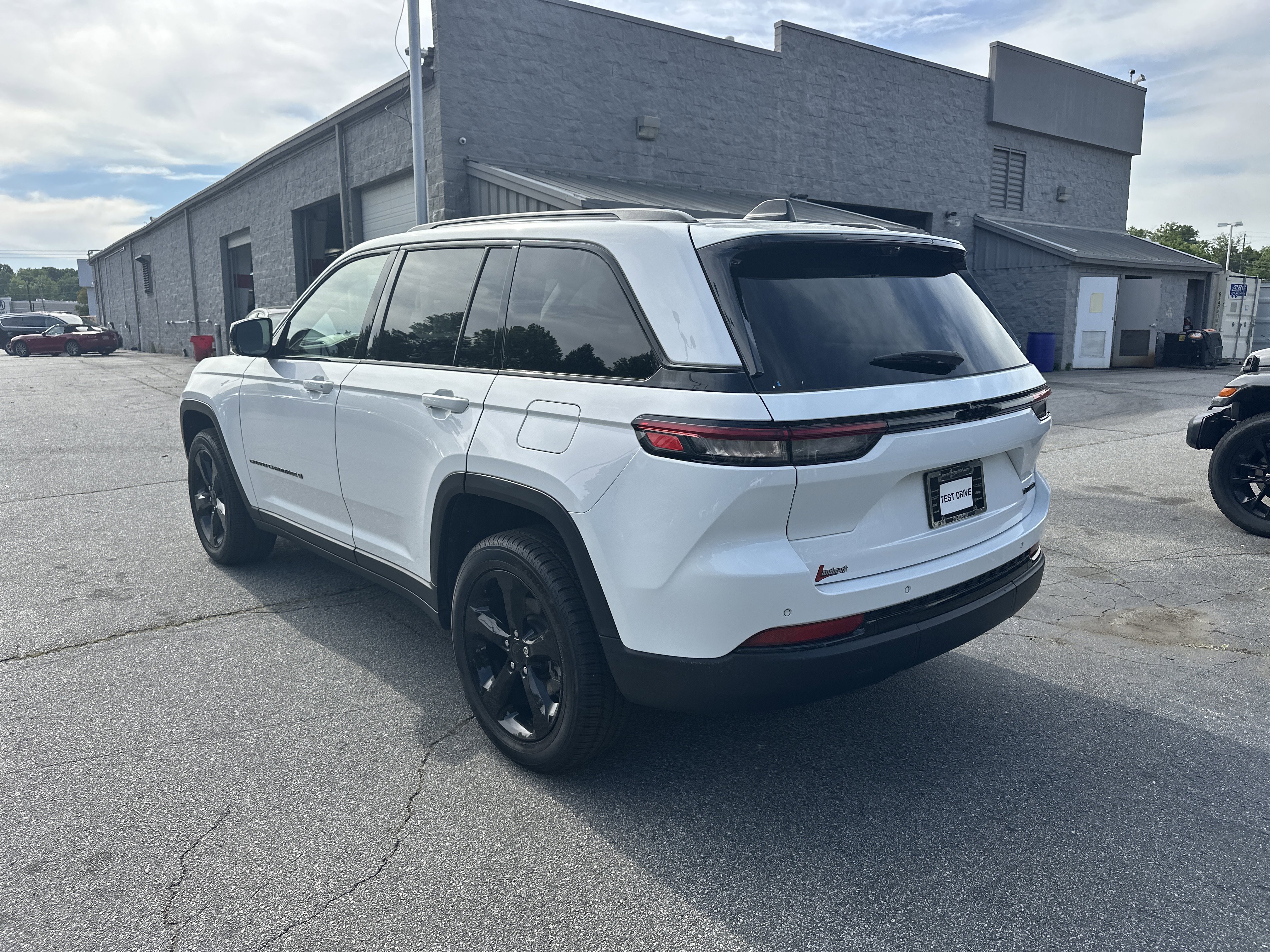 Used 2023 Jeep Grand Cherokee Limited w/ Luxury Tech Group II RWD image 7