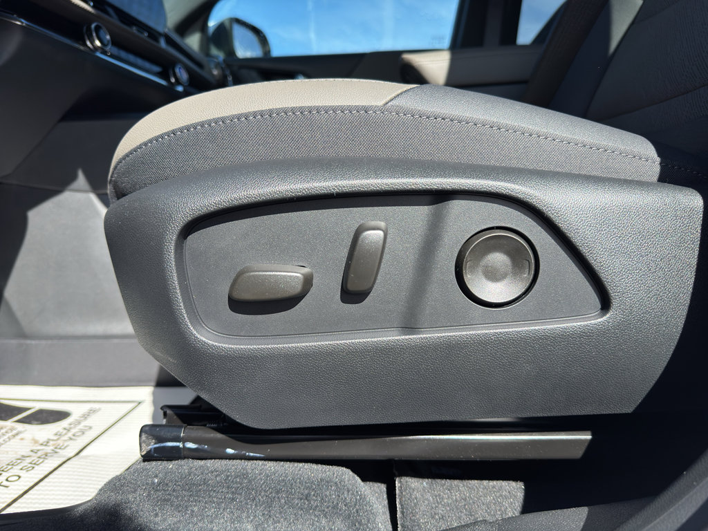 New 2026 Chevrolet Equinox LT w/ Convenience Package II AWD/4WD image 12