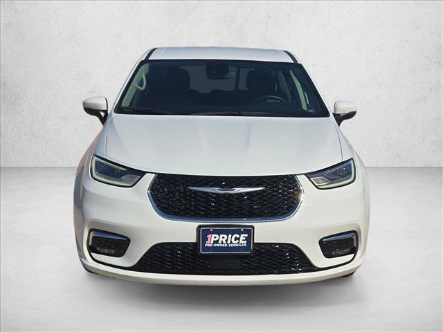 Used 2023 Chrysler Pacifica Touring-L FWD image 2