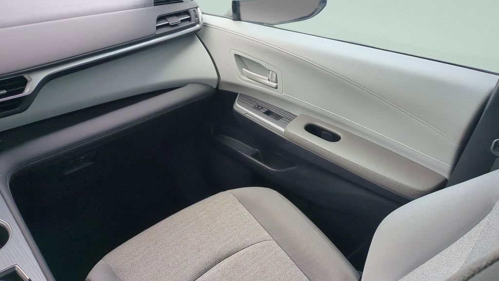 Certified 2025 Toyota Sienna LE image 13