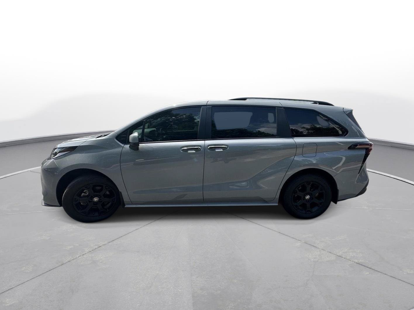 Certified 2025 Toyota Sienna XLE Woodland Edition AWD/4WD image 9