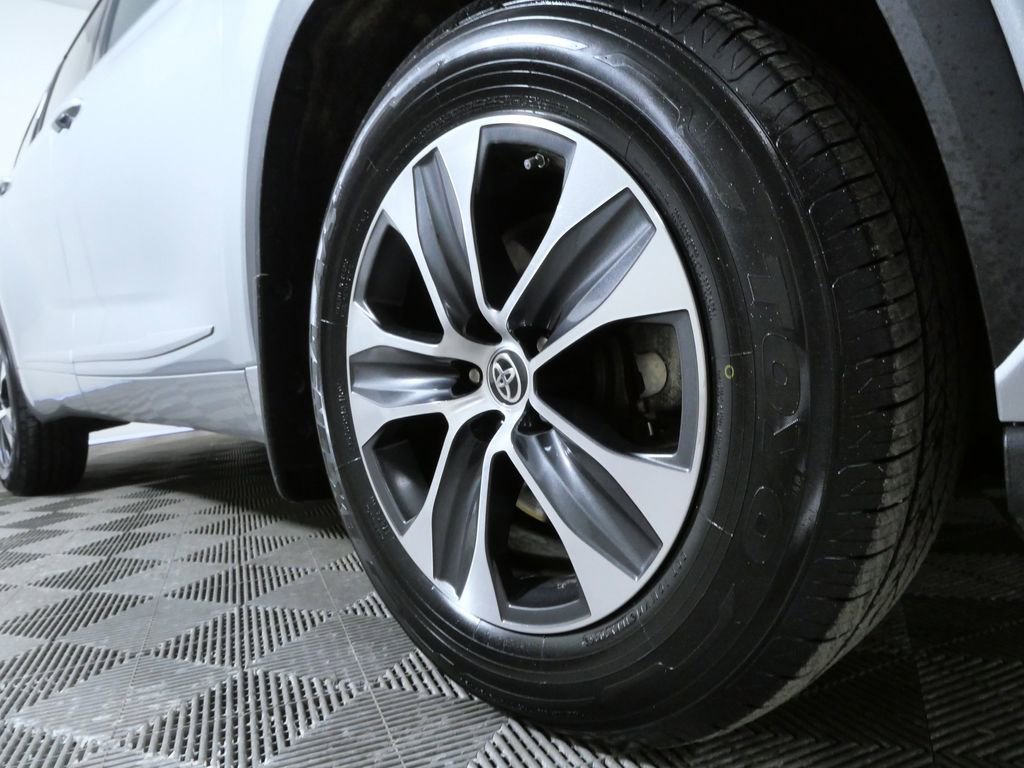 Used 2020 Toyota Highlander XLE image 3