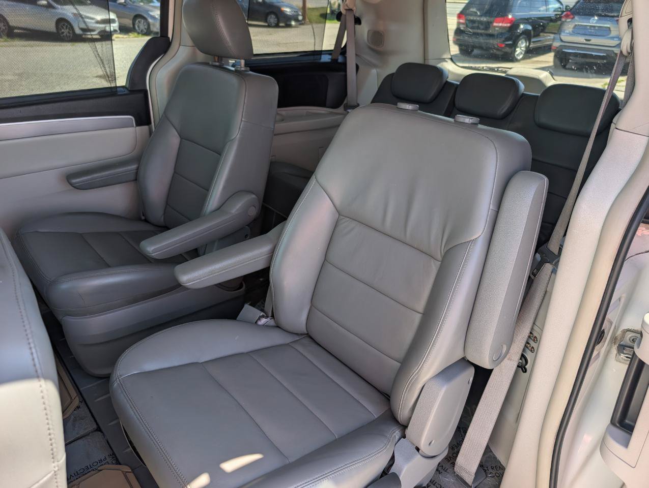 Used 2010 Volkswagen Routan SEL FWD image 31