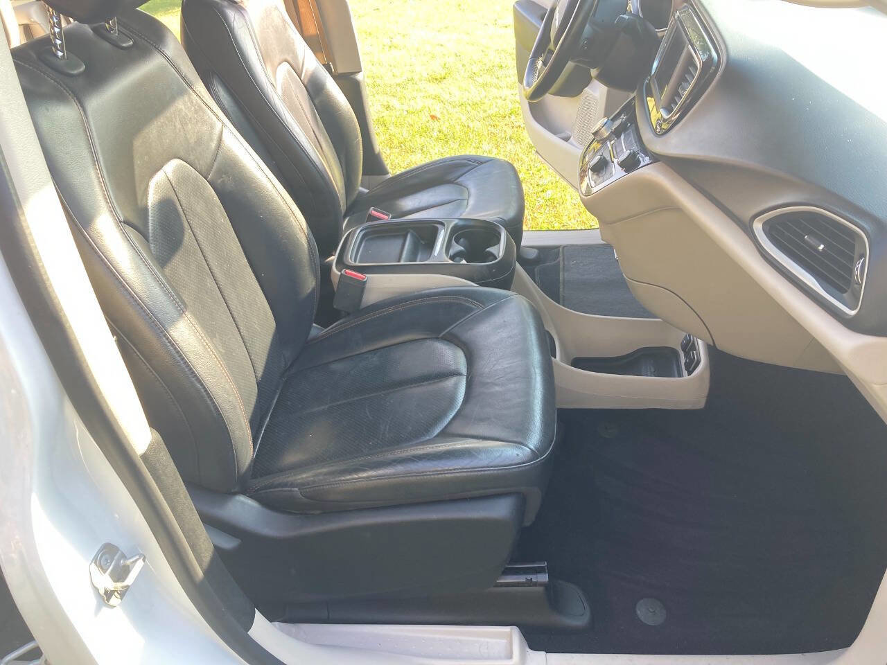 Used 2018 Chrysler Pacifica Touring-L image 5