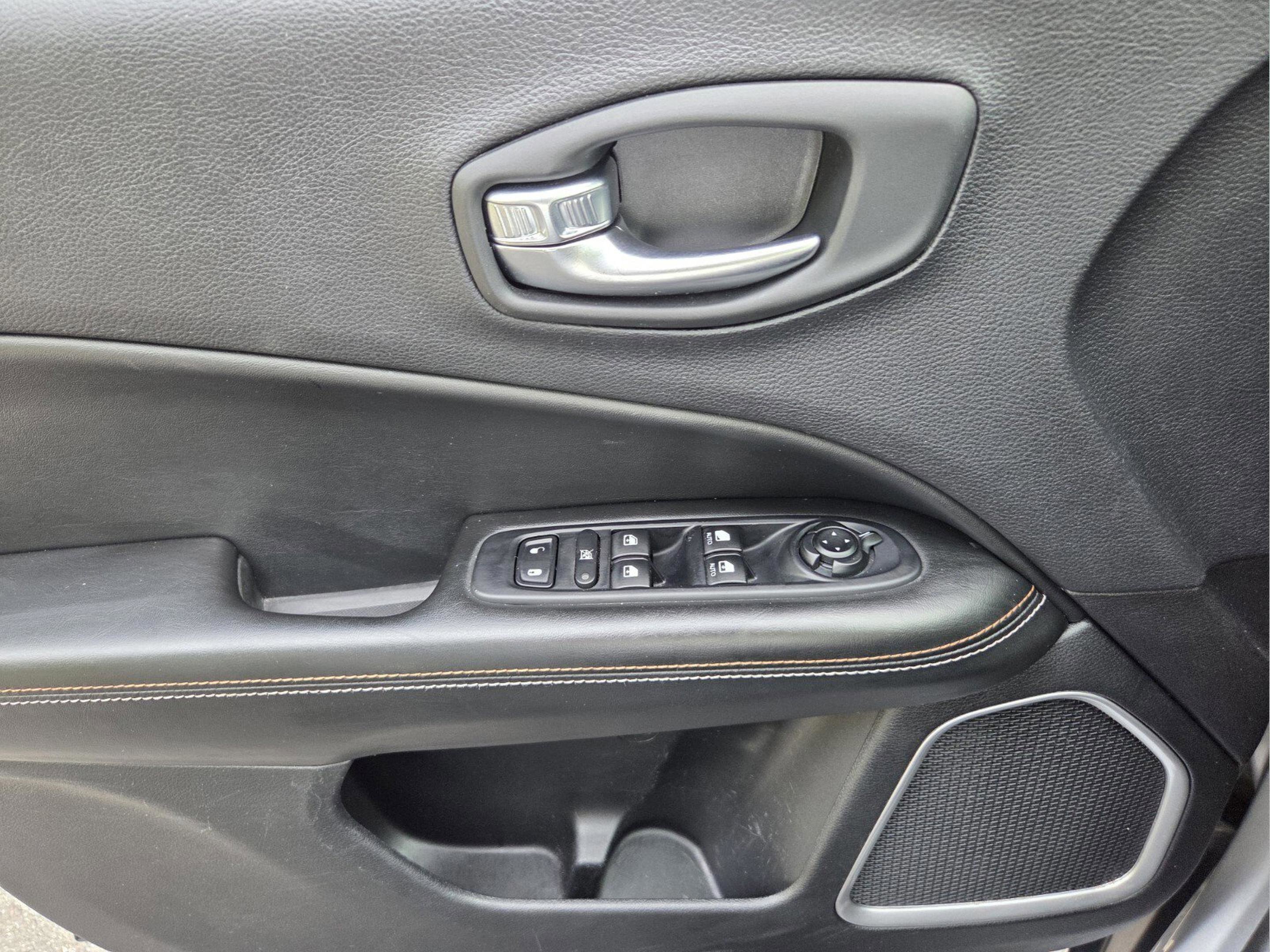 Used 2018 Jeep Compass Latitude w/ Popular Equipment Group FWD image 27