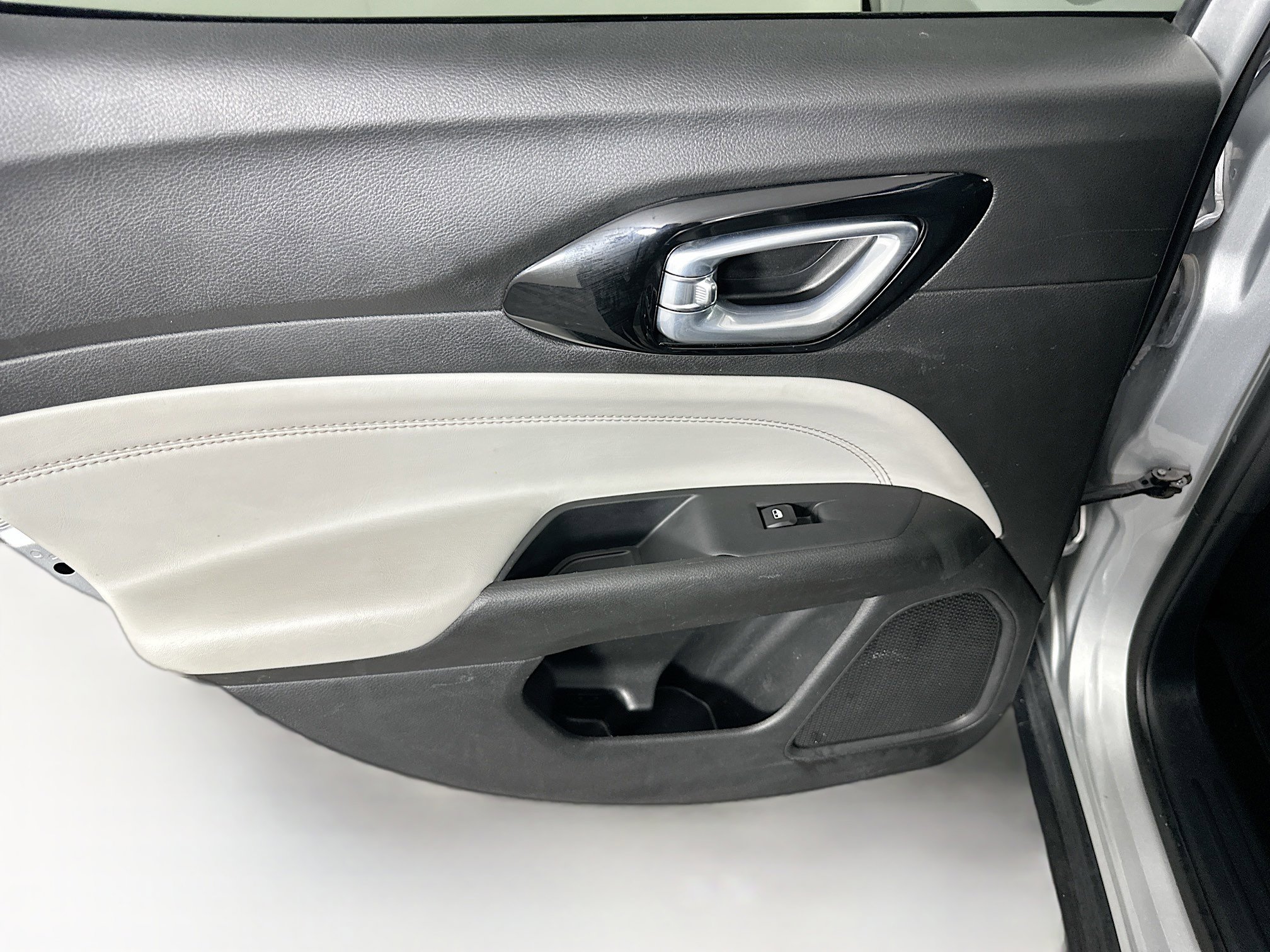 Used 2025 Jeep Compass Limited image 24