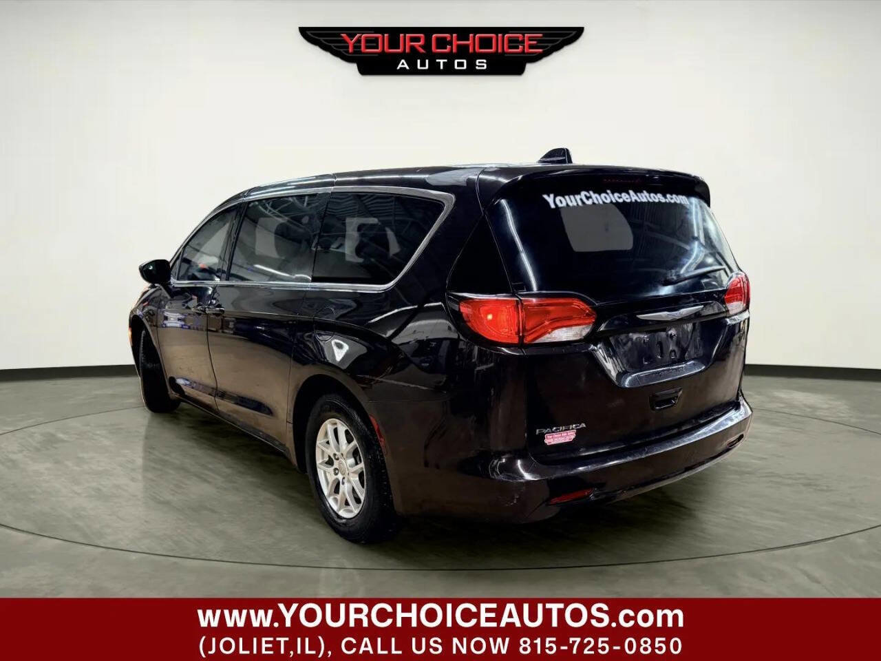 Used 2017 Chrysler Pacifica Touring FWD image 3
