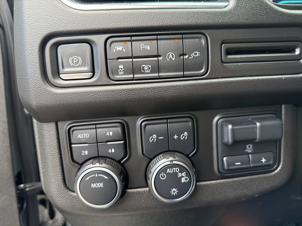 Used 2022 Chevrolet Tahoe RST w/ Luxury Package AWD/4WD image 29