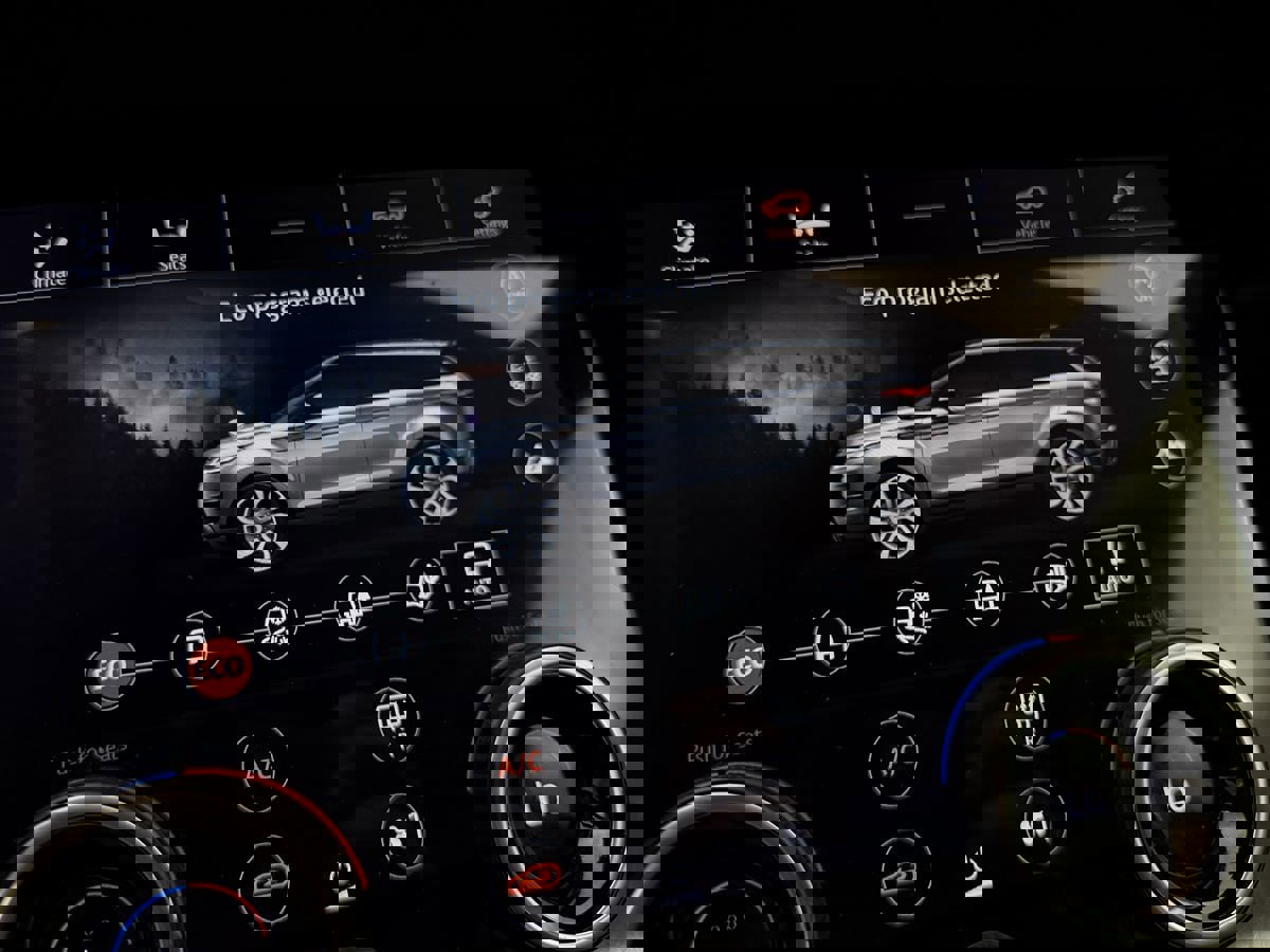 Used 2020 Land Rover Range Rover Evoque R-Dynamic SE image 30