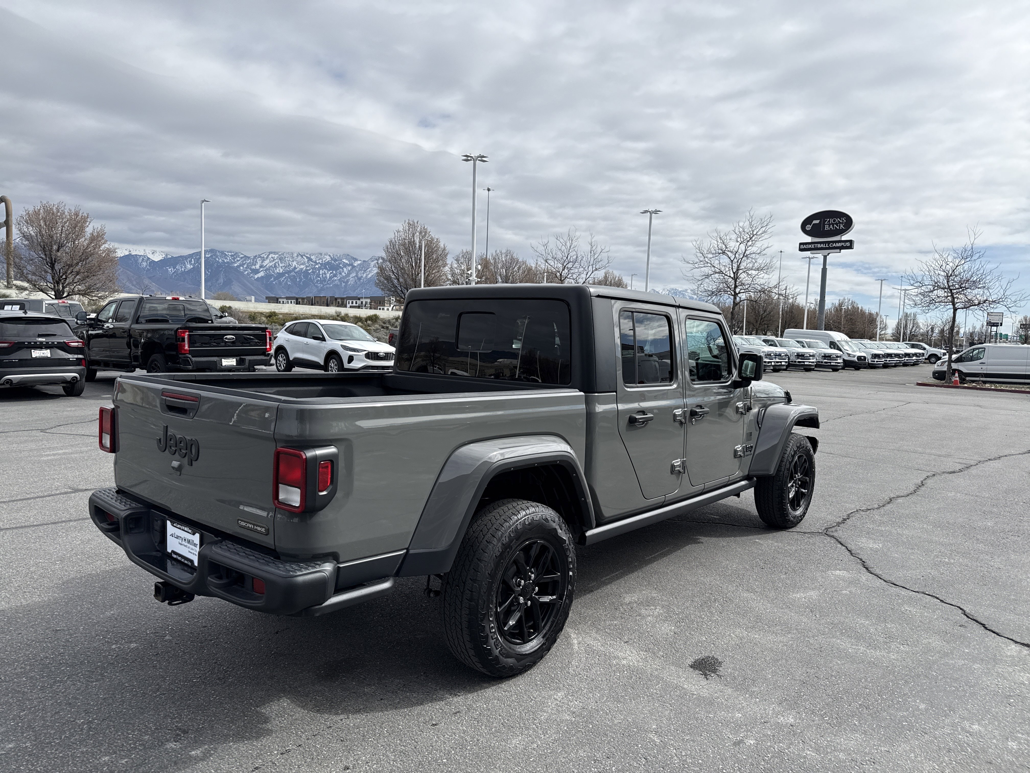 Used 2023 Jeep Gladiator Sport image 5
