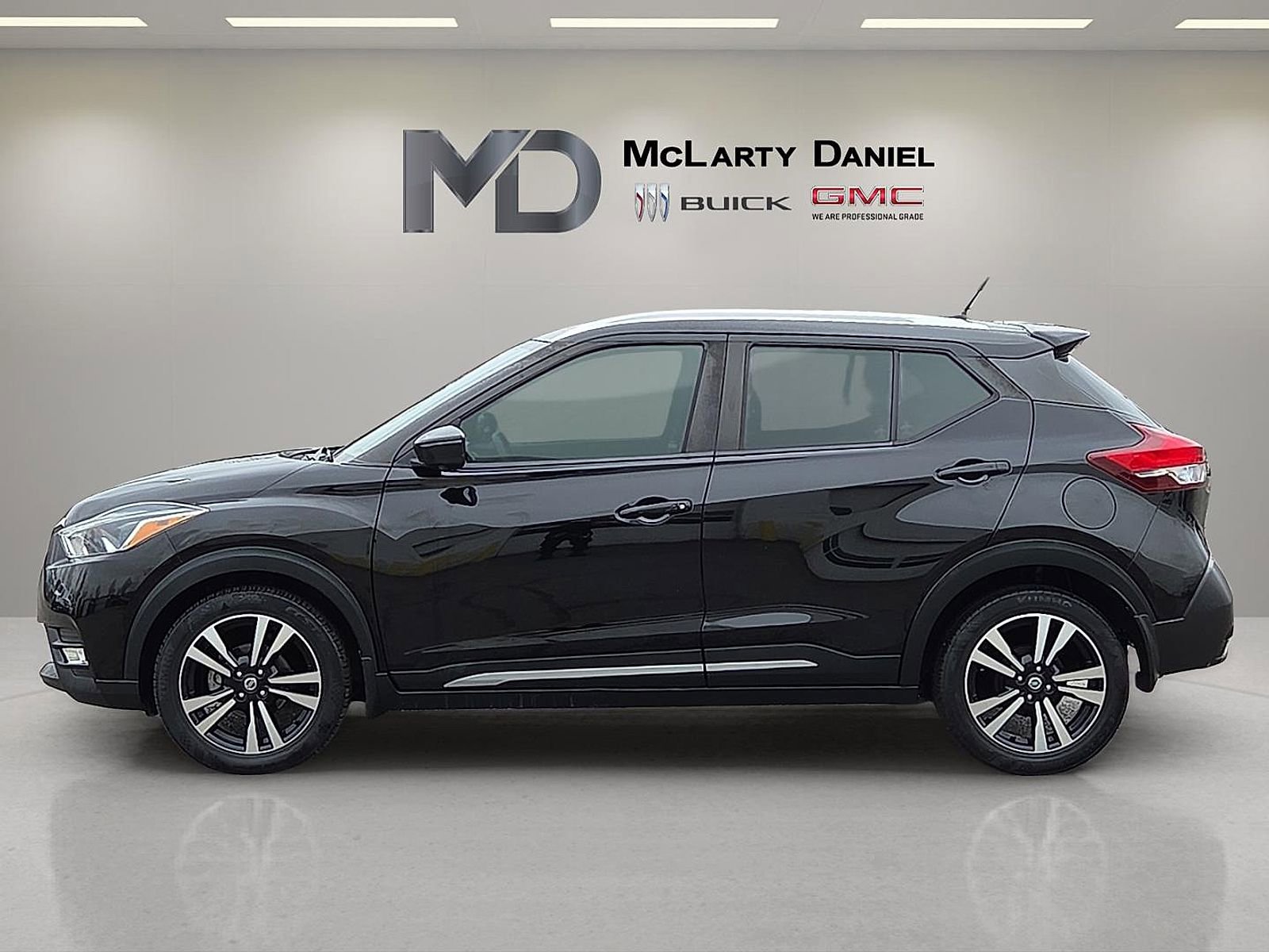 Used 2019 Nissan Kicks SR w/ SR Premium Package image 3