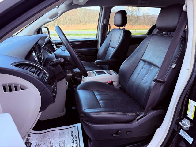 Used 2015 Chrysler Town & Country Touring FWD image 11