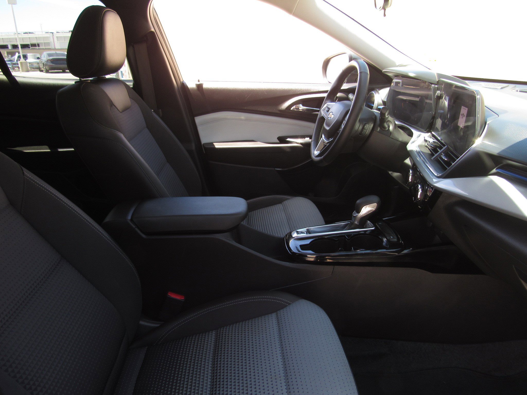 Used 2025 Chevrolet Trax LT w/ LT Convenience Package FWD image 8
