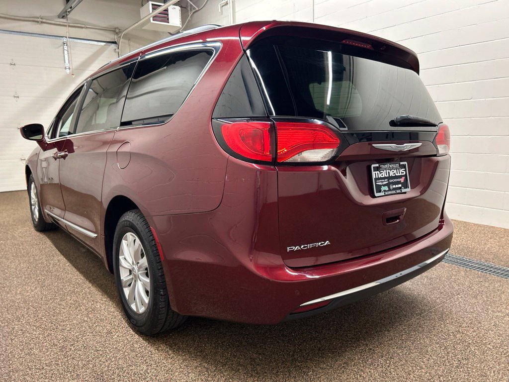 Used 2017 Chrysler Pacifica Touring-L FWD image 4