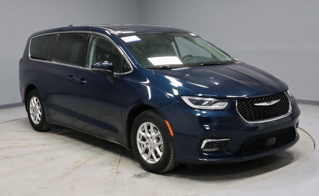 Used 2023 Chrysler Pacifica Touring-L image 1