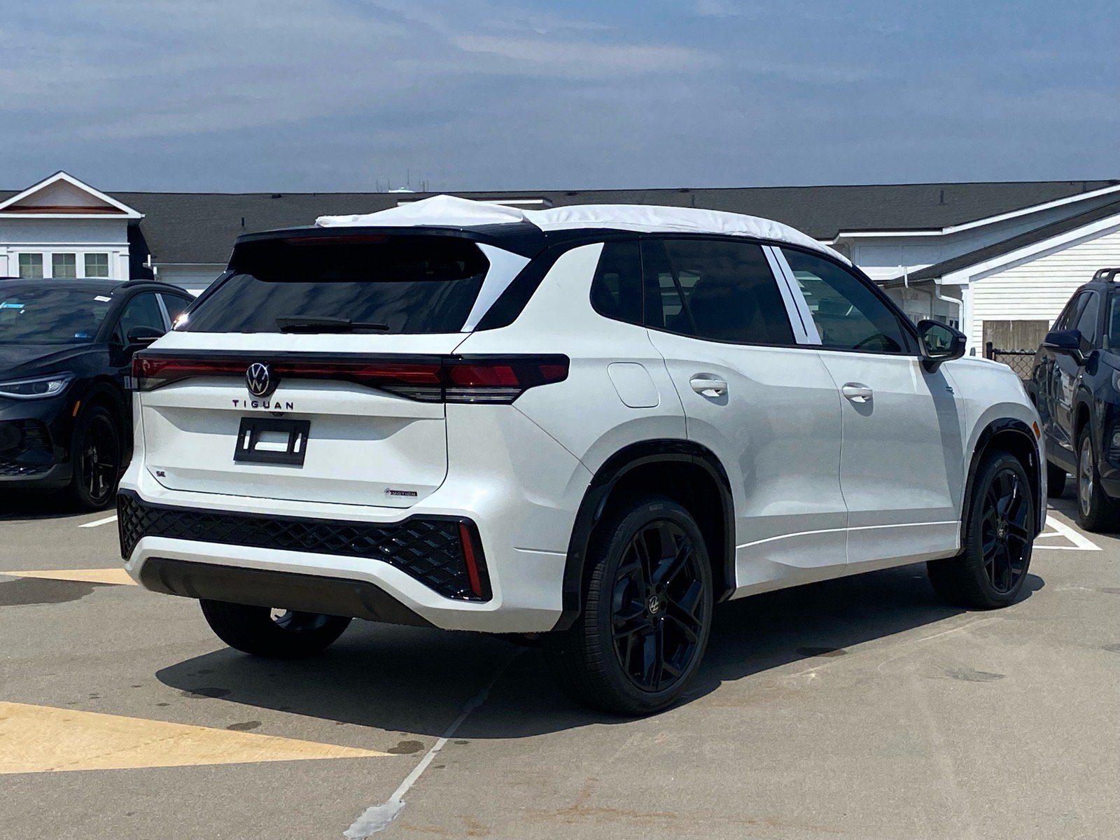 New 2026 Volkswagen Tiguan SE R-Line AWD/4WD image 3