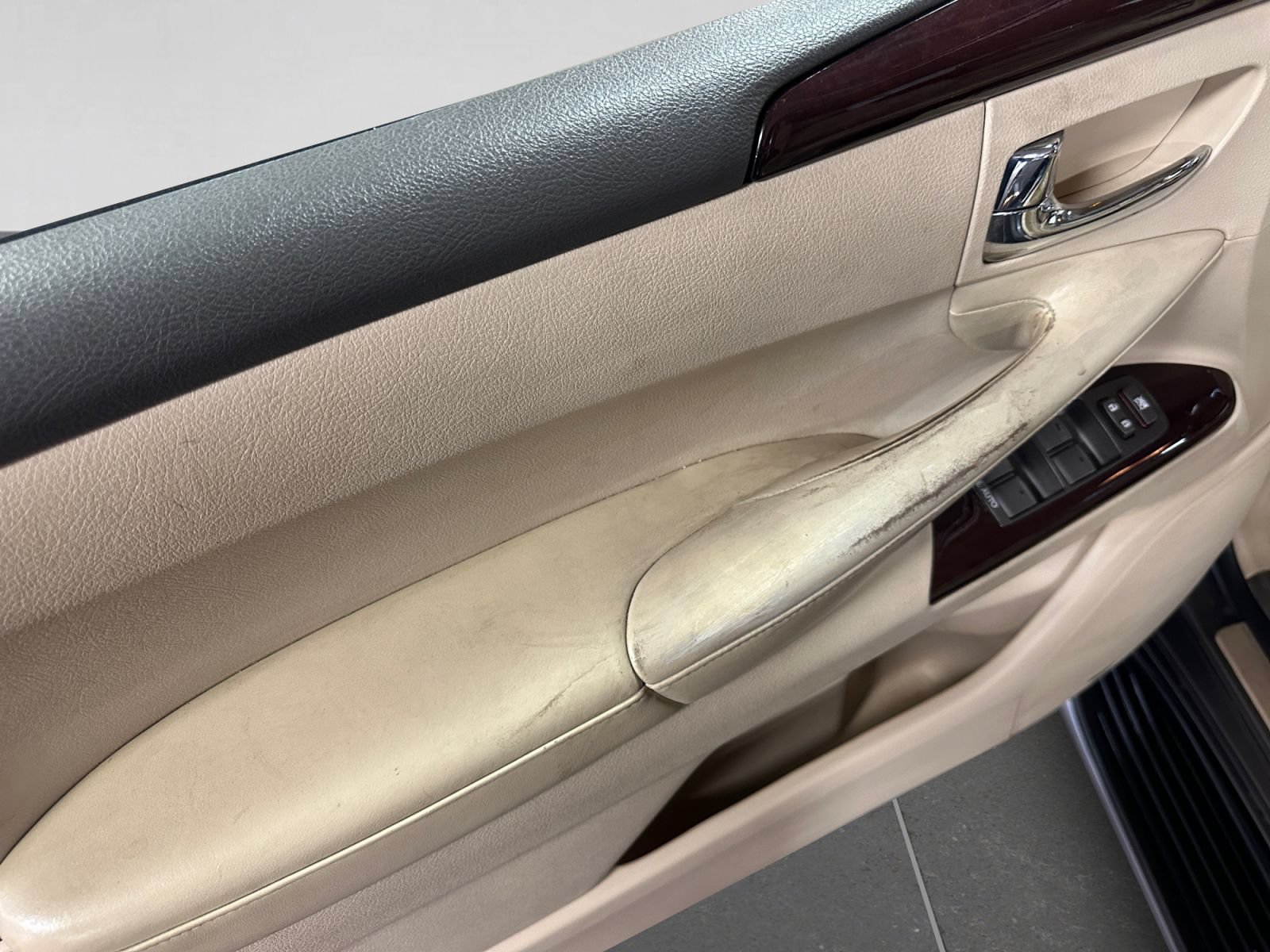 Used 2013 Lexus LX 570 4WD w/ Luxury Pkg image 16