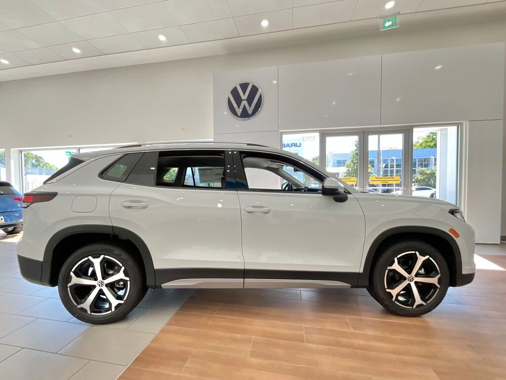 New 2025 Volkswagen Tiguan SE image 7