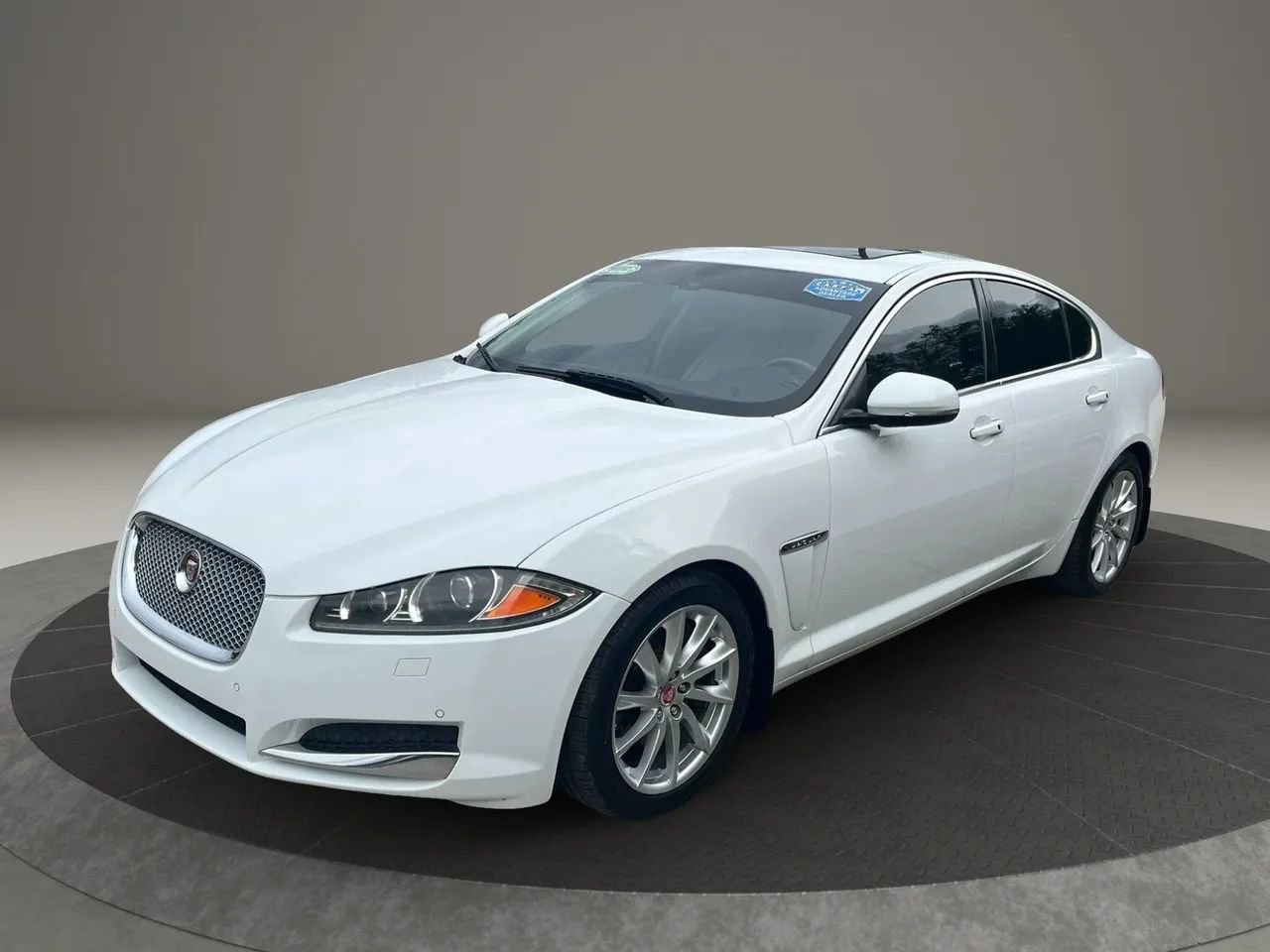 Used 2015 Jaguar XF Premium RWD image 3