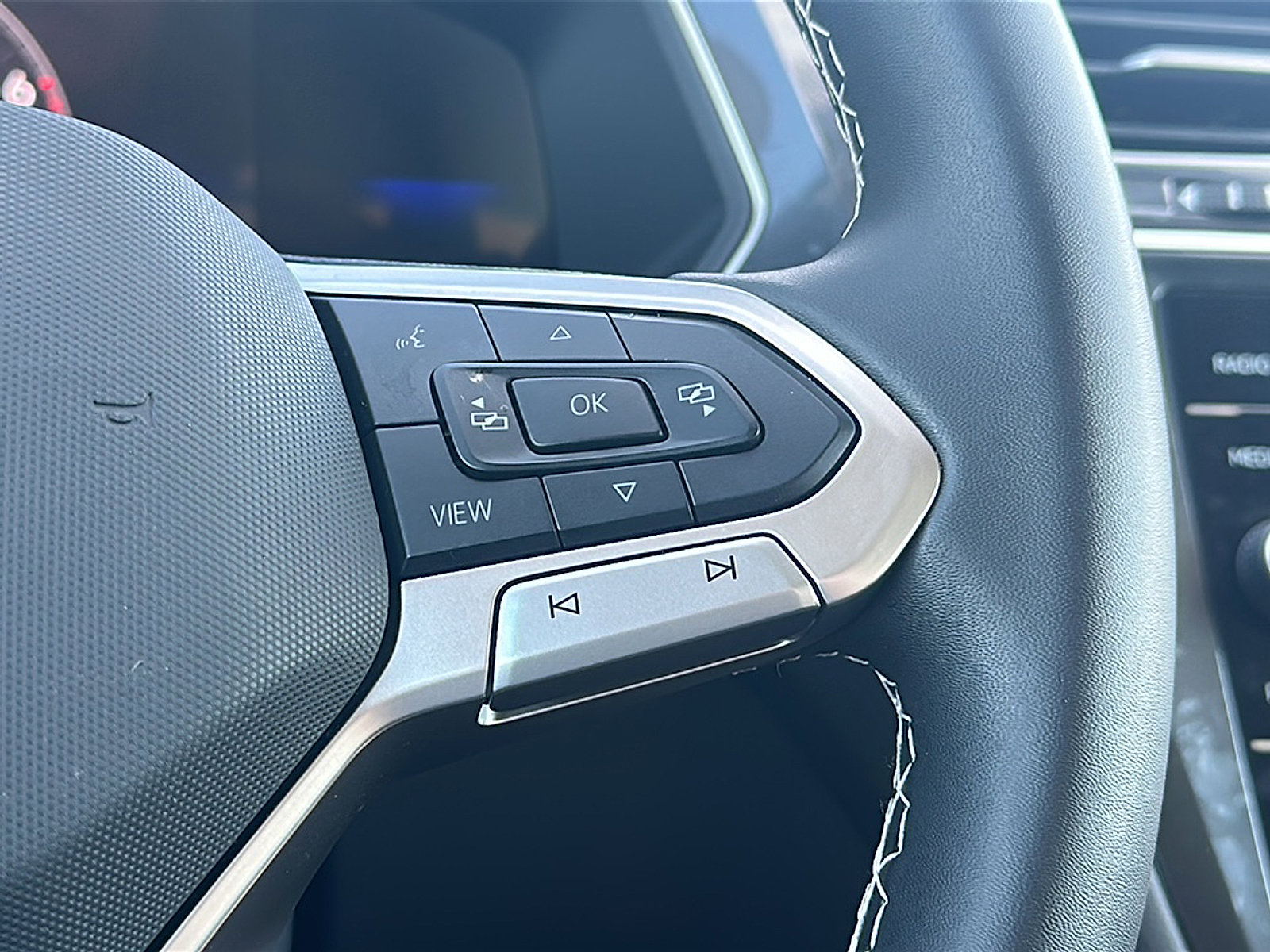 Used 2024 Volkswagen Tiguan SE w/ Panoramic Sunroof Package image 27