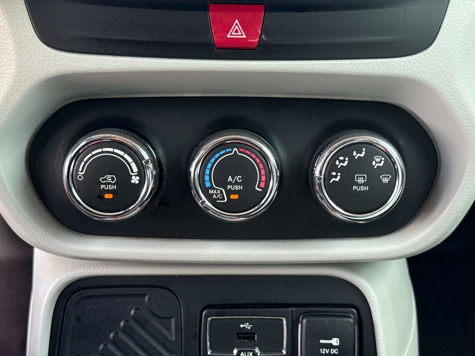 Used 2017 Jeep Renegade Latitude FWD image 22