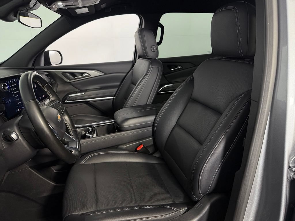 Used 2025 Chevrolet Traverse LT FWD image 23