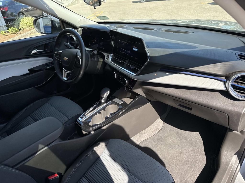 Certified 2025 Chevrolet Trax LT w/ LT Convenience Package image 13