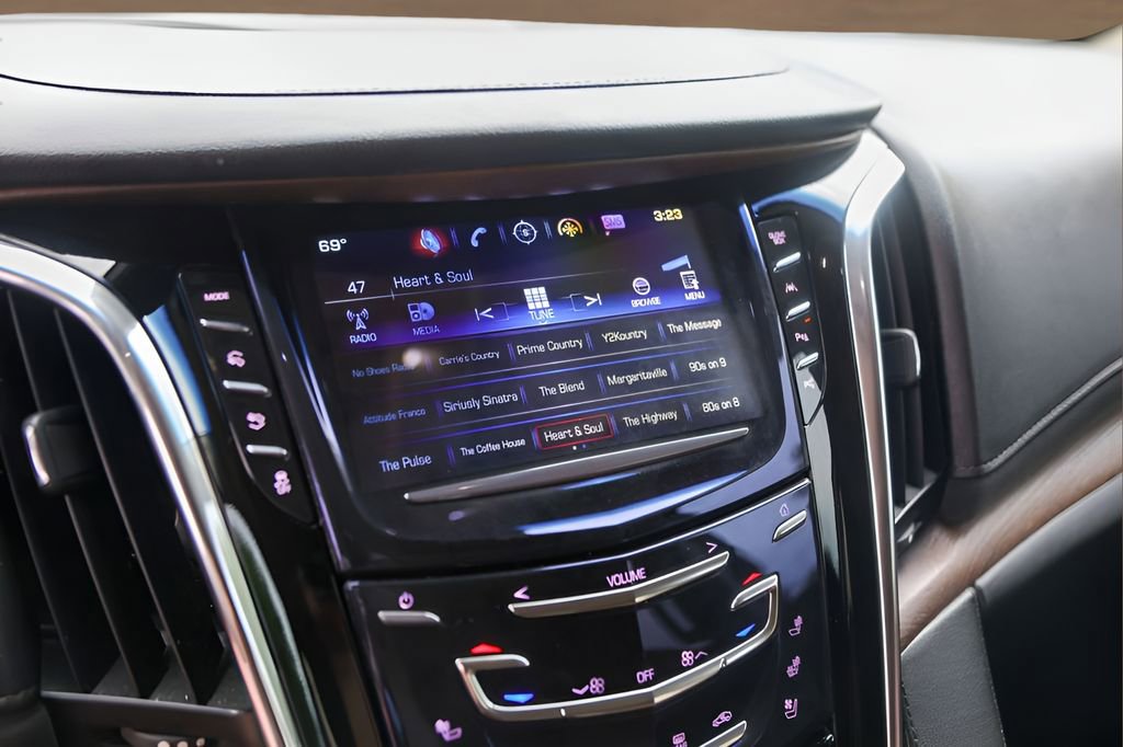 Used 2018 Cadillac Escalade ESV Premium Luxury AWD/4WD image 17