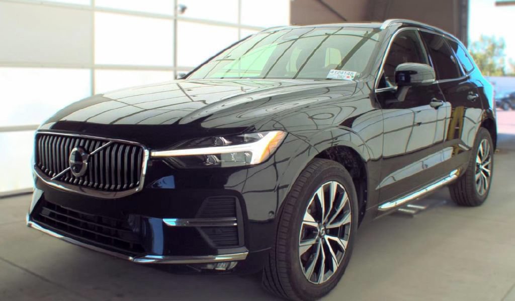 Used 2023 Volvo XC60 B5 Plus AWD/4WD image 1