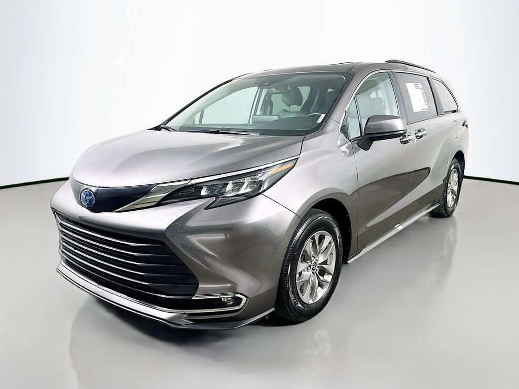 Used 2024 Toyota Sienna XLE FWD video 3