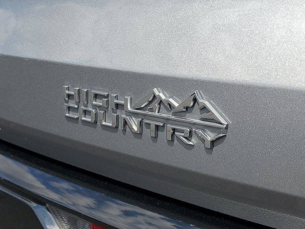 Used 2025 Chevrolet Traverse High Country w/ LPO, Floor Liner Package AWD/4WD image 40