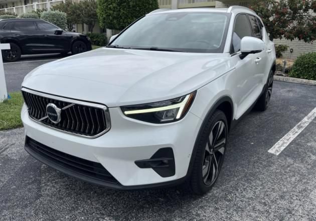 Used 2023 Volvo XC40 B5 Plus w/ Protection Package Premier AWD/4WD image 3