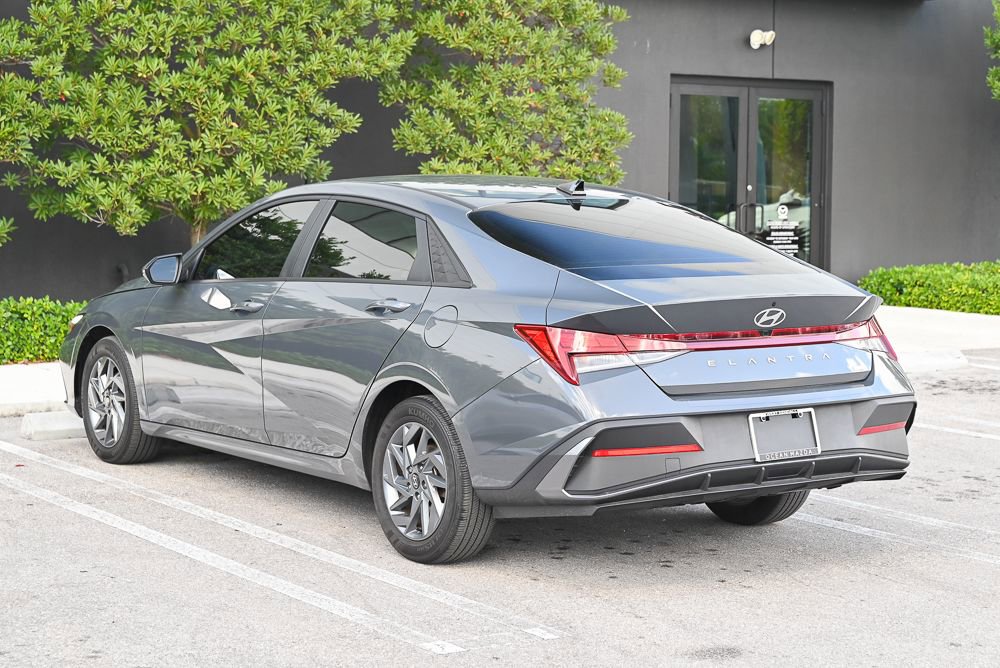Used 2024 Hyundai Elantra Blue FWD image 6