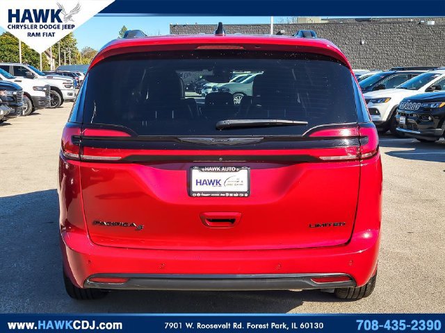 Used 2025 Chrysler Pacifica Limited FWD image 5