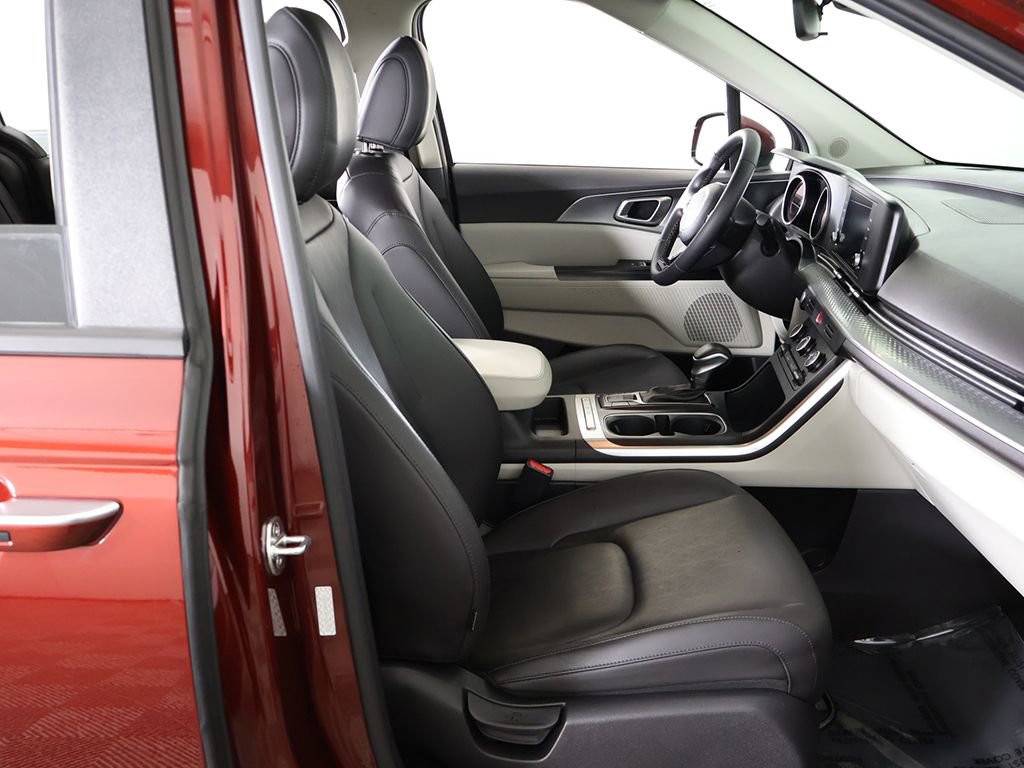 Used 2023 Kia Carnival LX image 32